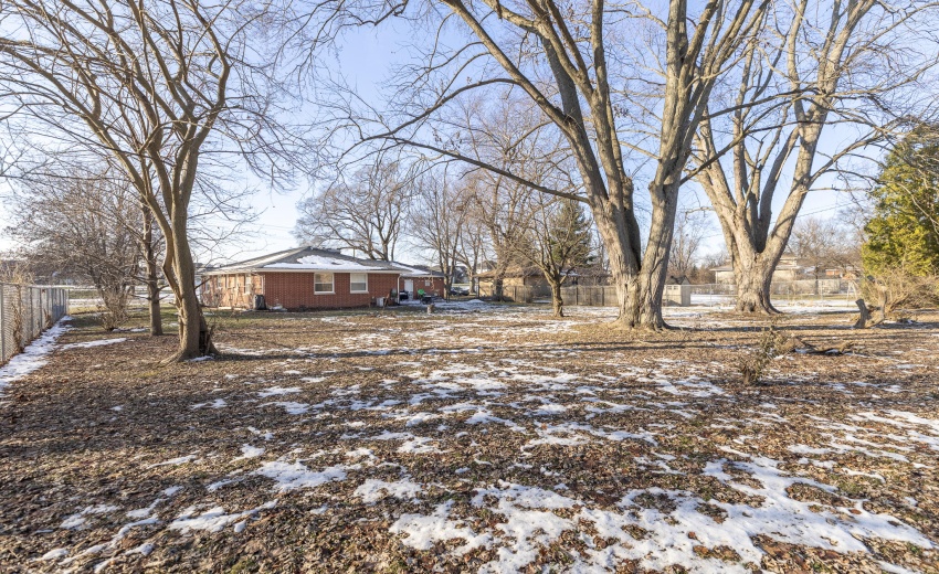 9445 White Oak Ave-12