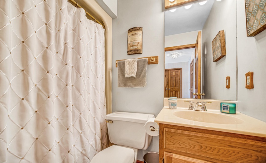 Central Hall Full Bathroom