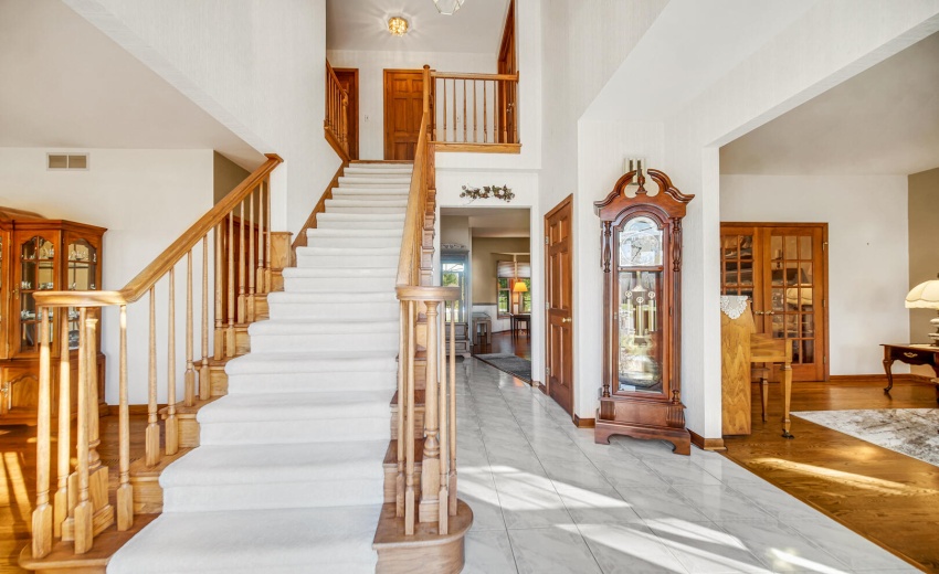 Light and bright entry welcomes you in.