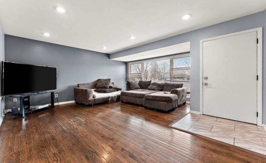 1142 W 72nd Ln Living Room entry