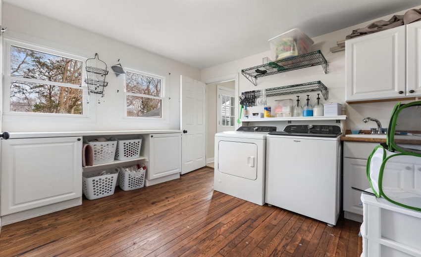 324 Maple St Laundry room