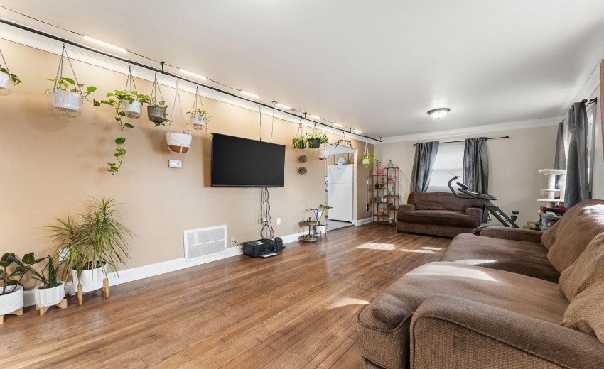 324 Maple St living room entry