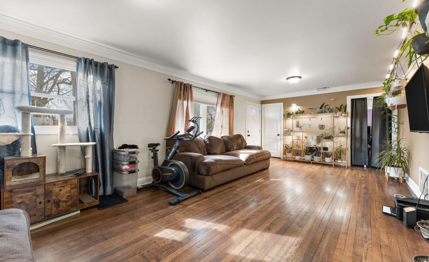 324 Maple St living room