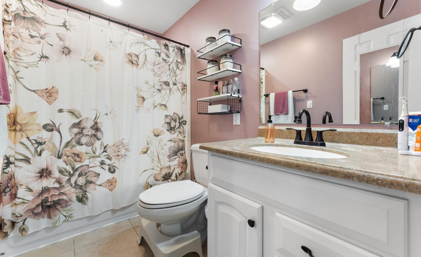 324 Maple St full bathroom