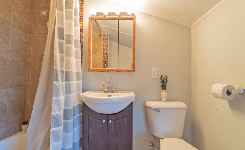 Upper Full Bath
