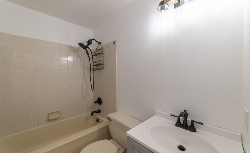 JHallBathWest125Th0035