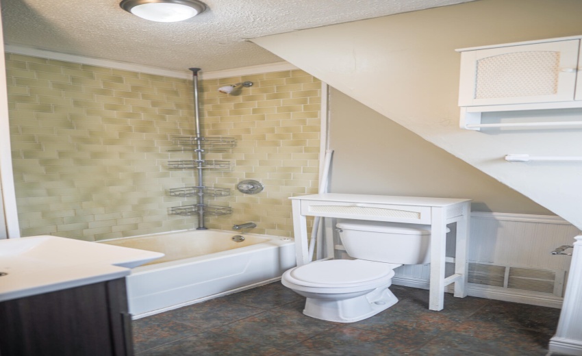 Full Bathroom- Upstairs