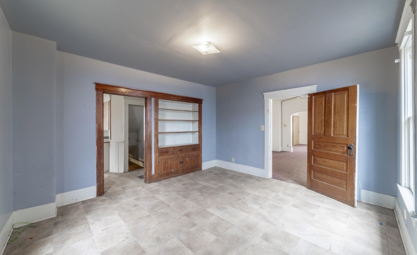 DR w/kitchen entrance view