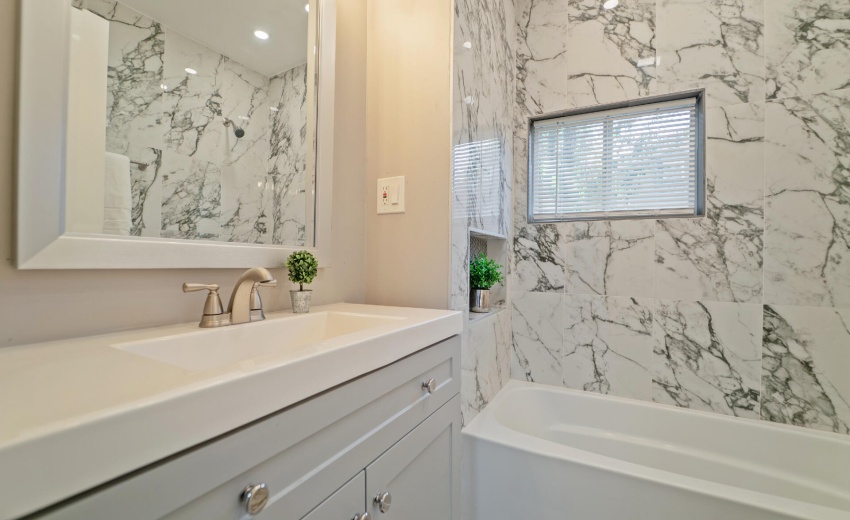 Main Floor Full Bath