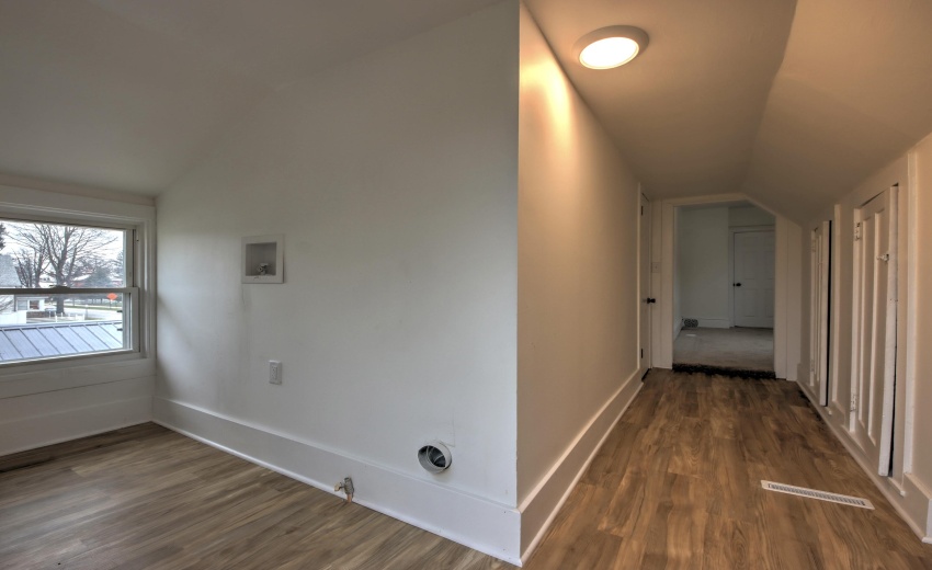 IMG_8311_2_3_4_5_6Interior 3