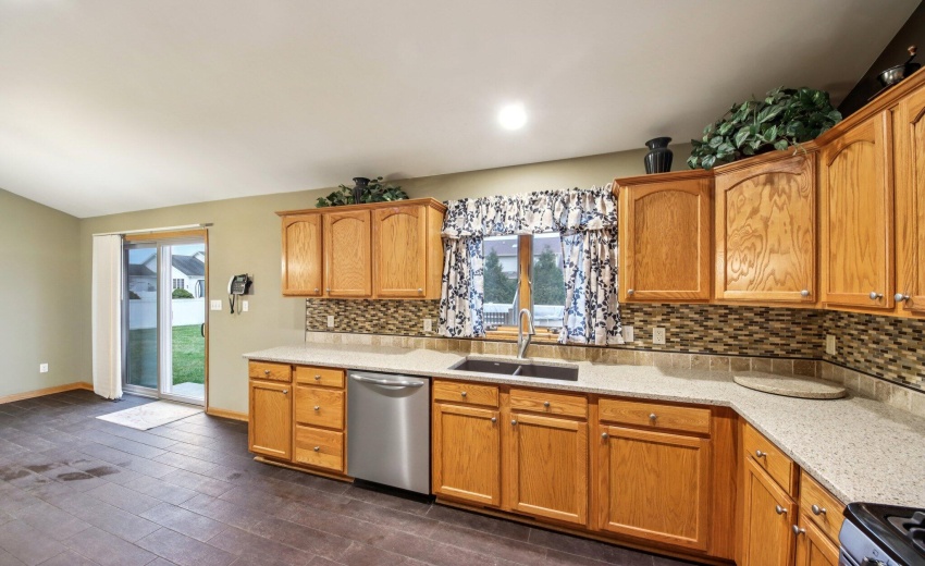 13-web-or-mls-Calumet St-S1603-013