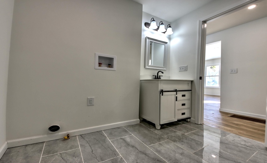 IMG_5889_90_91_92_93_94Interior 3