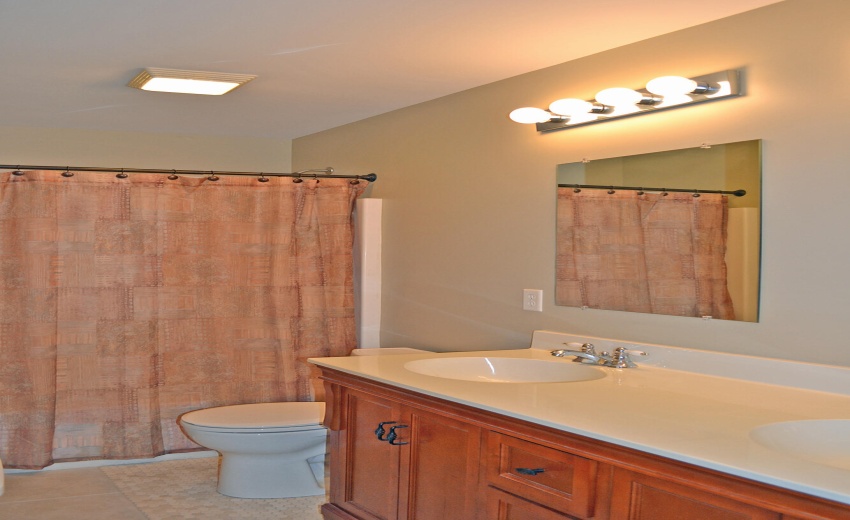 2nd floor hall full bath