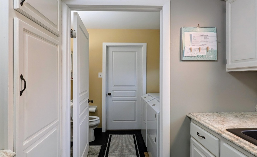 1/2 bath/ laundry