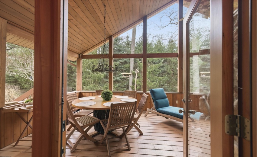 Screen Porch dining area