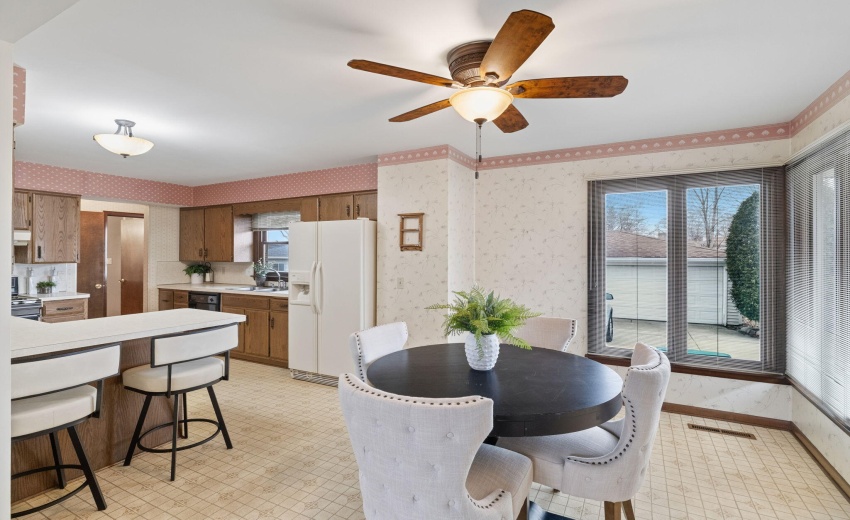 Spacious eat-in area