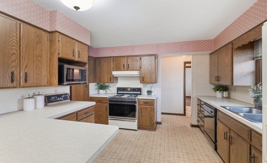 Loaded with cabinet/counter space