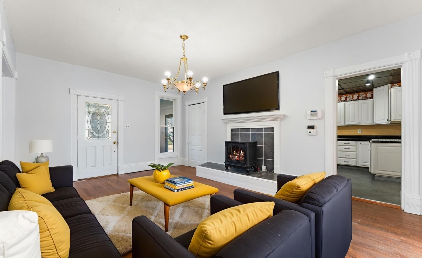 6-web-or-mls-DSC02063 - Living Room - Mi