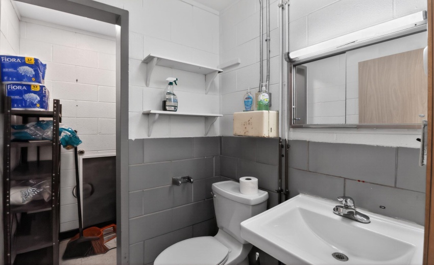 28_2620_165th_St_Hammond_IN_46323-Bathro