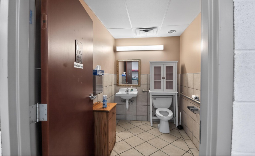 29_2620_165th_St_Hammond_IN_46323-Bathro