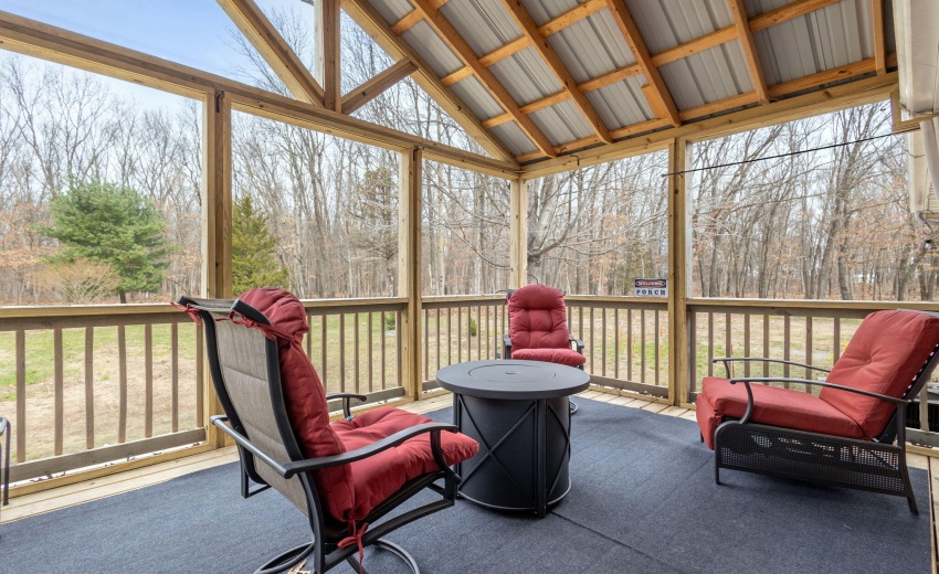 Spacious Screened In Porch