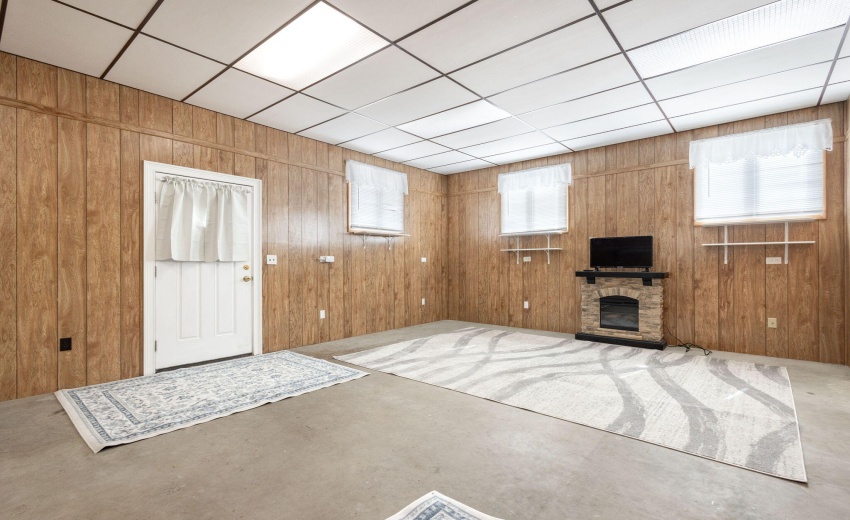 Spacious Flex Room/Laundry Room