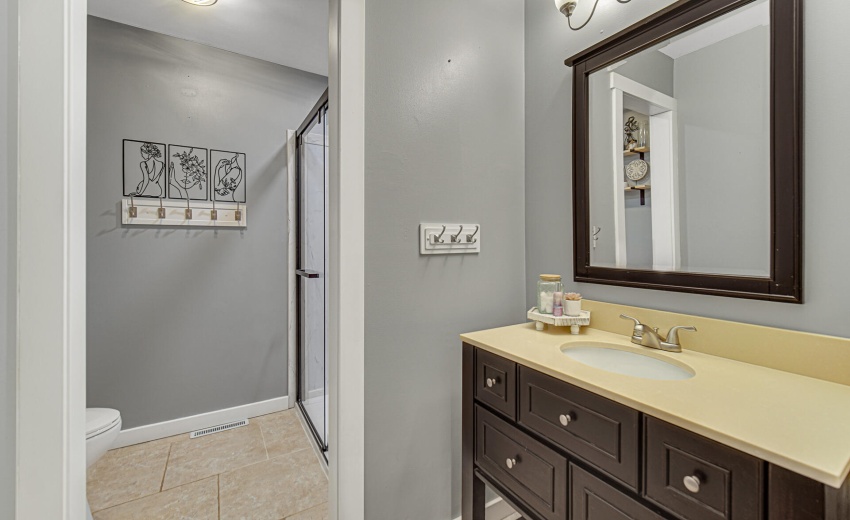 Upper level center hall full bathroom