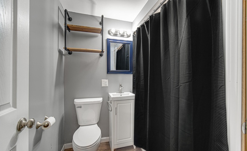 Lower level full bath w/ whirlpool tub.