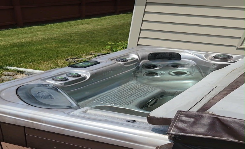 4221 Burlwood Hot Tub