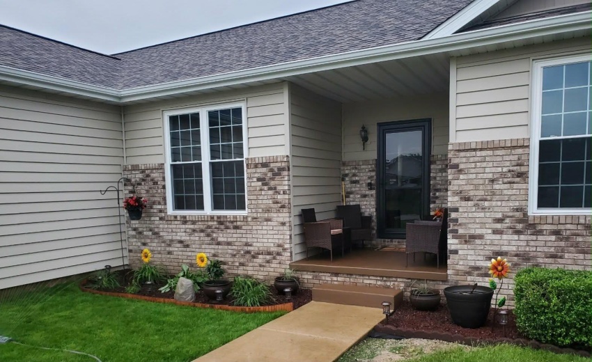 4221 Burlwood Front Porch