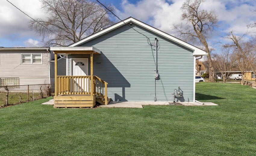 1047 Arizona St-5 with grass