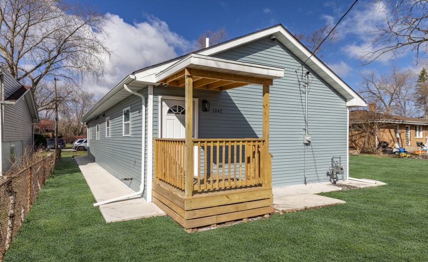 1047 Arizona St-6 with grass