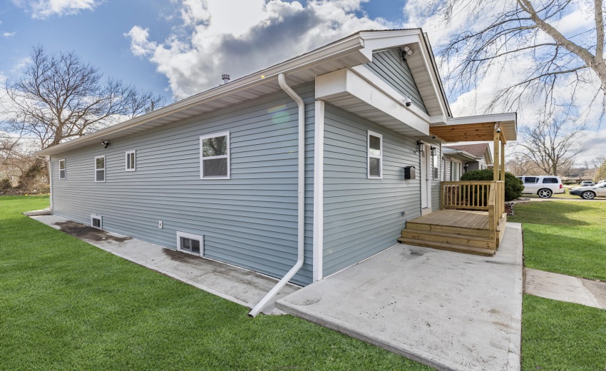 1047 Arizona St-2 with grass