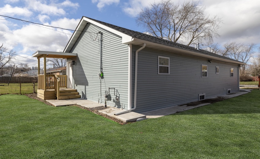 1047 Arizona St-3 with grass