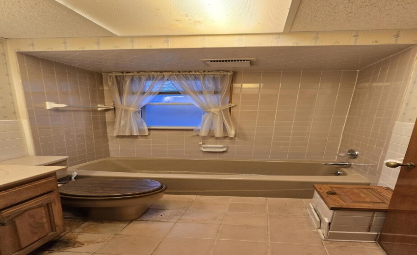 Full Bath with Landry Shoot