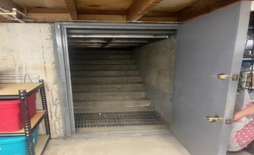 Del Basement Staircase