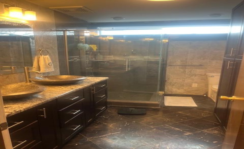 Del upper Master bathroom