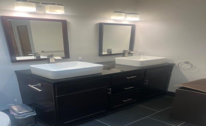 Del upper Main Bath 1