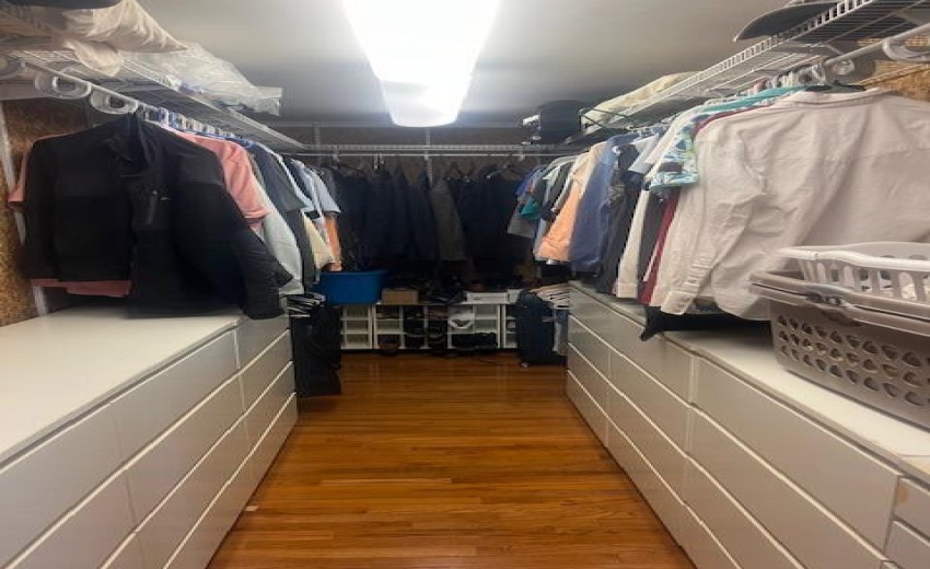 Del Master bedroom closet