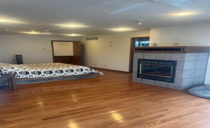 Del Master beroom Fireplace