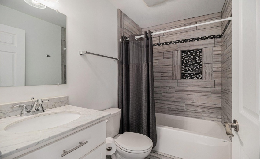 2352 Four Seaons Parkway Bathroom with t