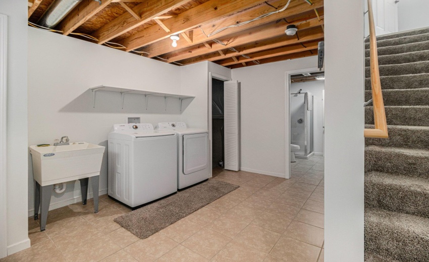 2352 Four Seasons Parkway laundry room
