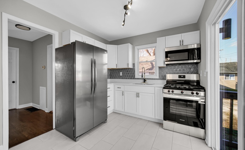 Kitchen/ Dining Combo