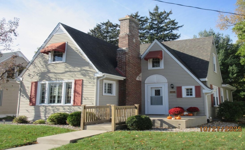 Exerior #2 porch with flowers