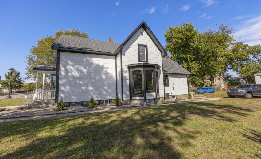 17-web-or-mls-1008-e-michigan-blvd