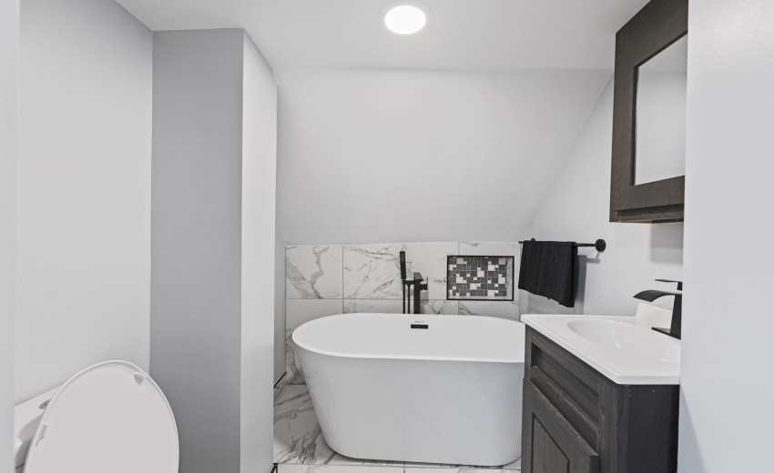 6-web-or-mls-1008-e-michigan-blvd