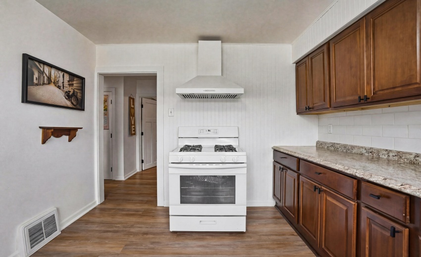 1216W37thPl_Hobart-03