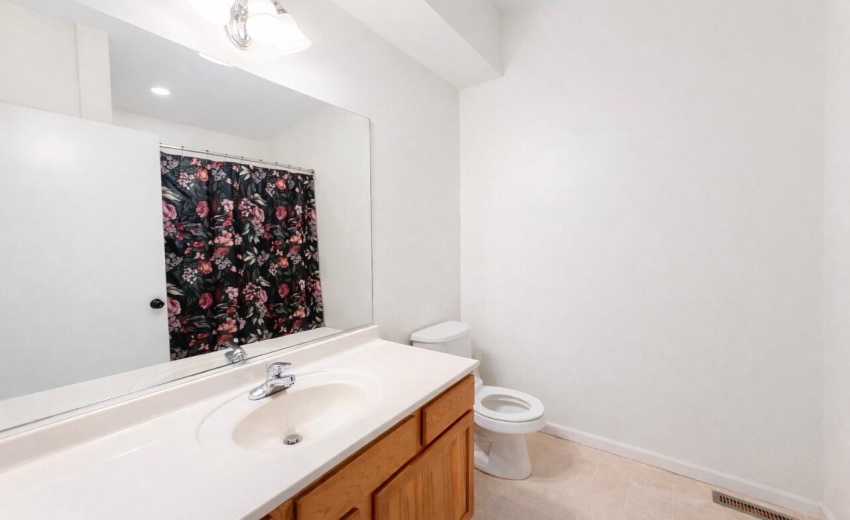 DP Upsatirs Main Bathroom Empty