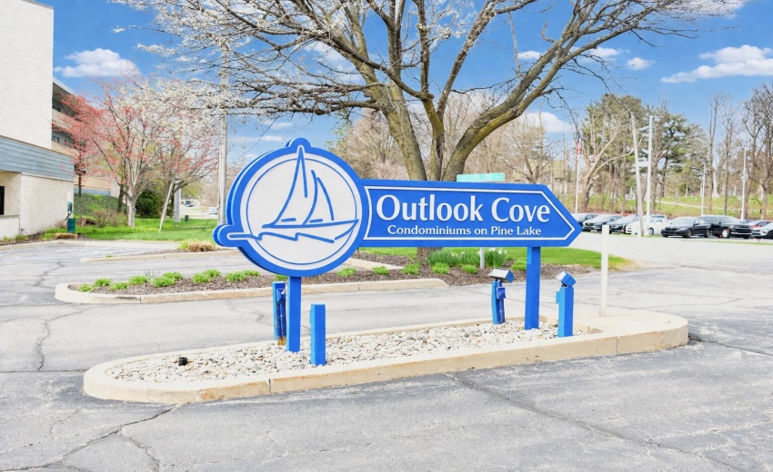 Welcoming Outlook Cove entrance sign (1)