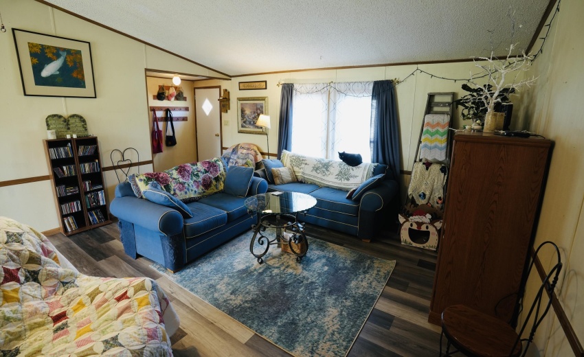 FBAF5D40-A861-4DBD-81D3-9A0744E8DABB